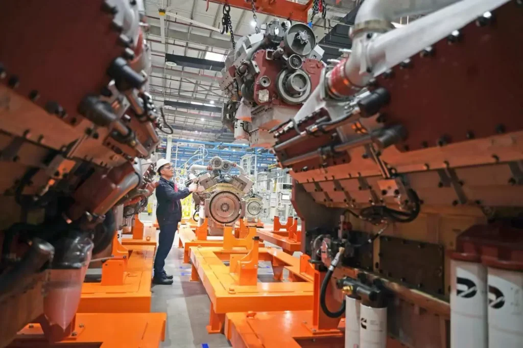diesel engine supplier factory assembling heavy duty diesel engines in production workshop