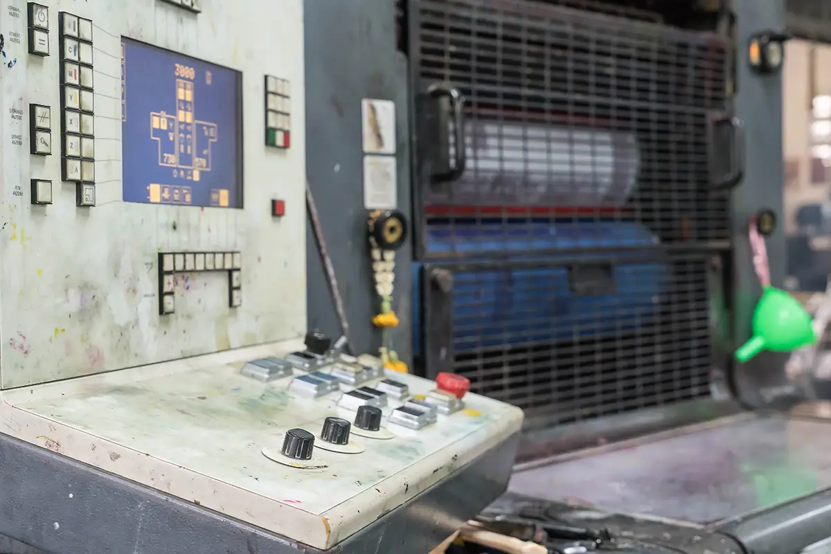 Động cơ máy phát điện tại công trường xây dựng được sử dụng trong các hệ thống điều khiển nguồn điện dự phòng