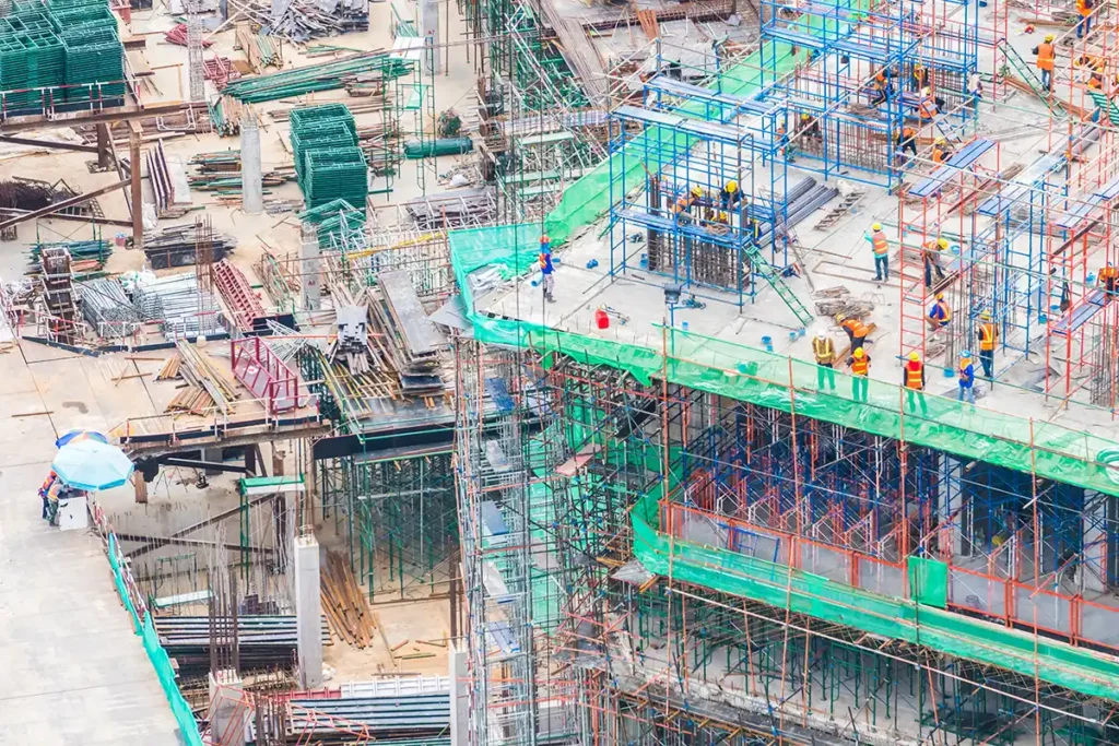 Động cơ máy phát điện tại công trường xây dựng cung cấp năng lượng cho cơ sở hạ tầng quy mô lớn tại công trường
