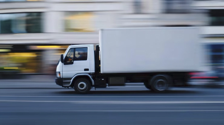 A refrigerated delivery truck demonstrates how delivery truck engines provide consistent performance for temperature-controlled logistics and food delivery operations.