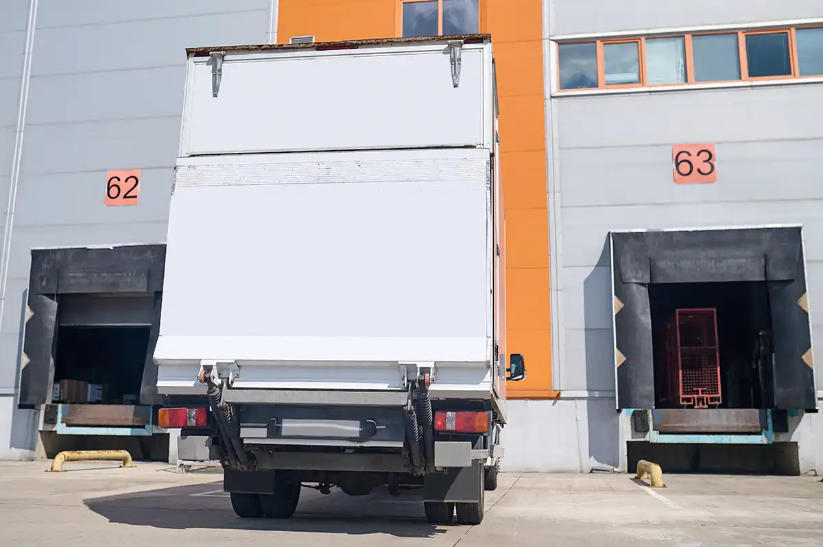 A delivery truck operating in a city highlights how delivery truck engines support last-mile logistics, ensuring timely and reliable parcel delivery.