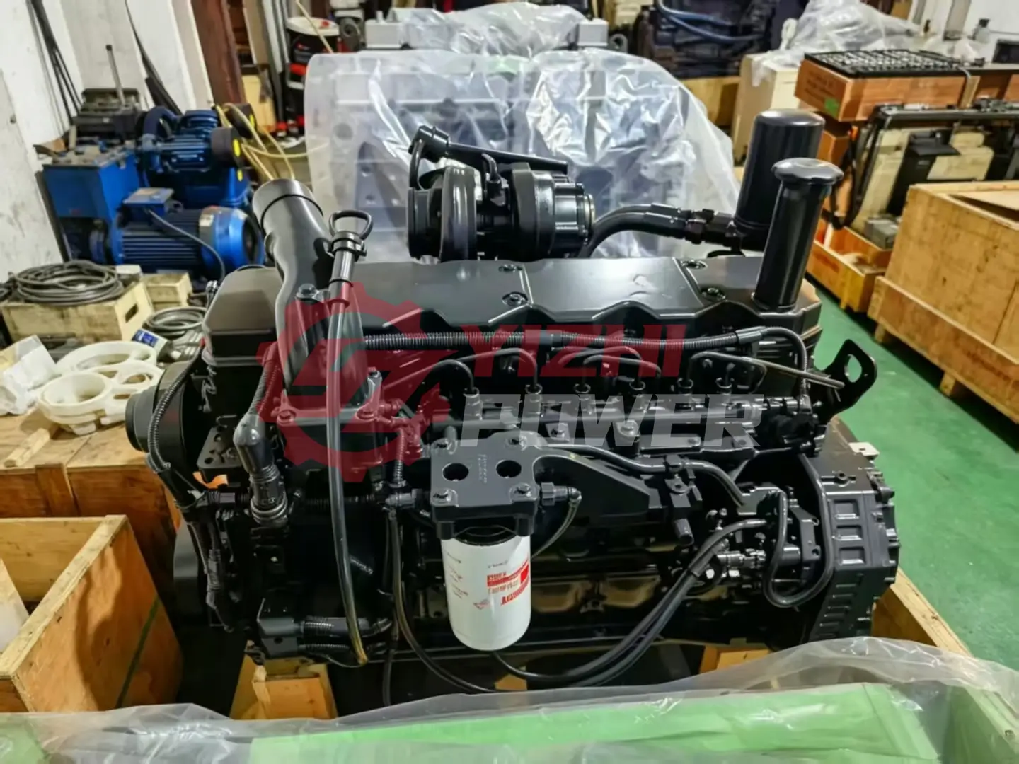Yüksek basınçlı yakıt hatları ve turboşarjı gösteren orijinal 6D107E-1 motor grubu