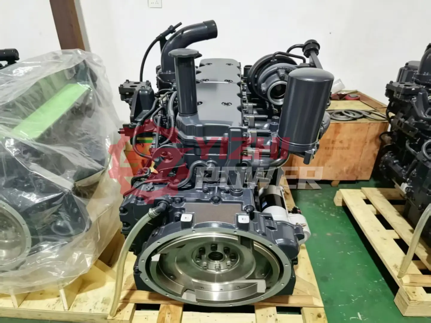 YiZhi Power Komatsu 6D107 motor grubunun, volan muhafazası açık haldeyken arka görünümü
