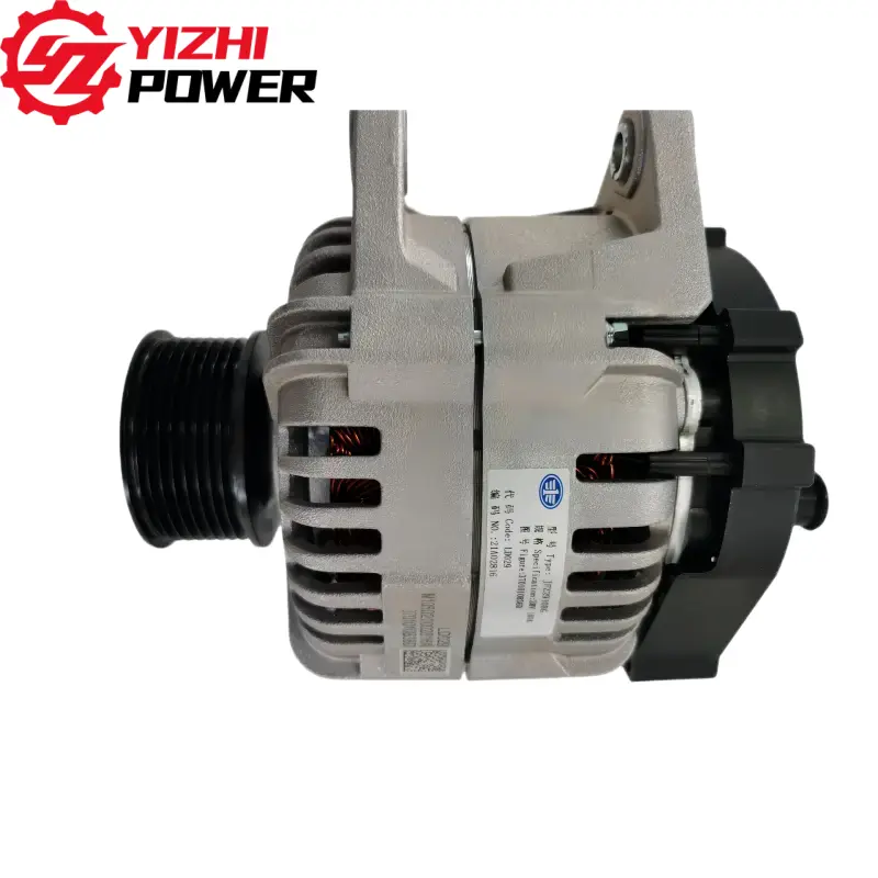เครื่องกำเนิดไฟฟ้าสำหรับรถยนต์ของ YIZHI POWER ที่มีพูลเลย์และหูยึดติดตั้งปรากฏอยู่ในตัวเครื่องสีเงิน
